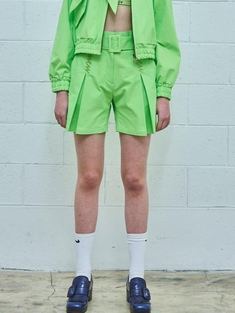 TUCK FRONT SHORT WITH BELT LIVING IN COLOUR