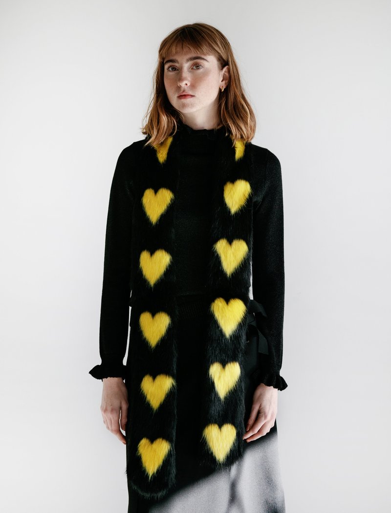 【レア】Shrimps faux fur scarf フェイクファースカーフ Designer Clothes, Shoes & Bags for Women | SSENSE