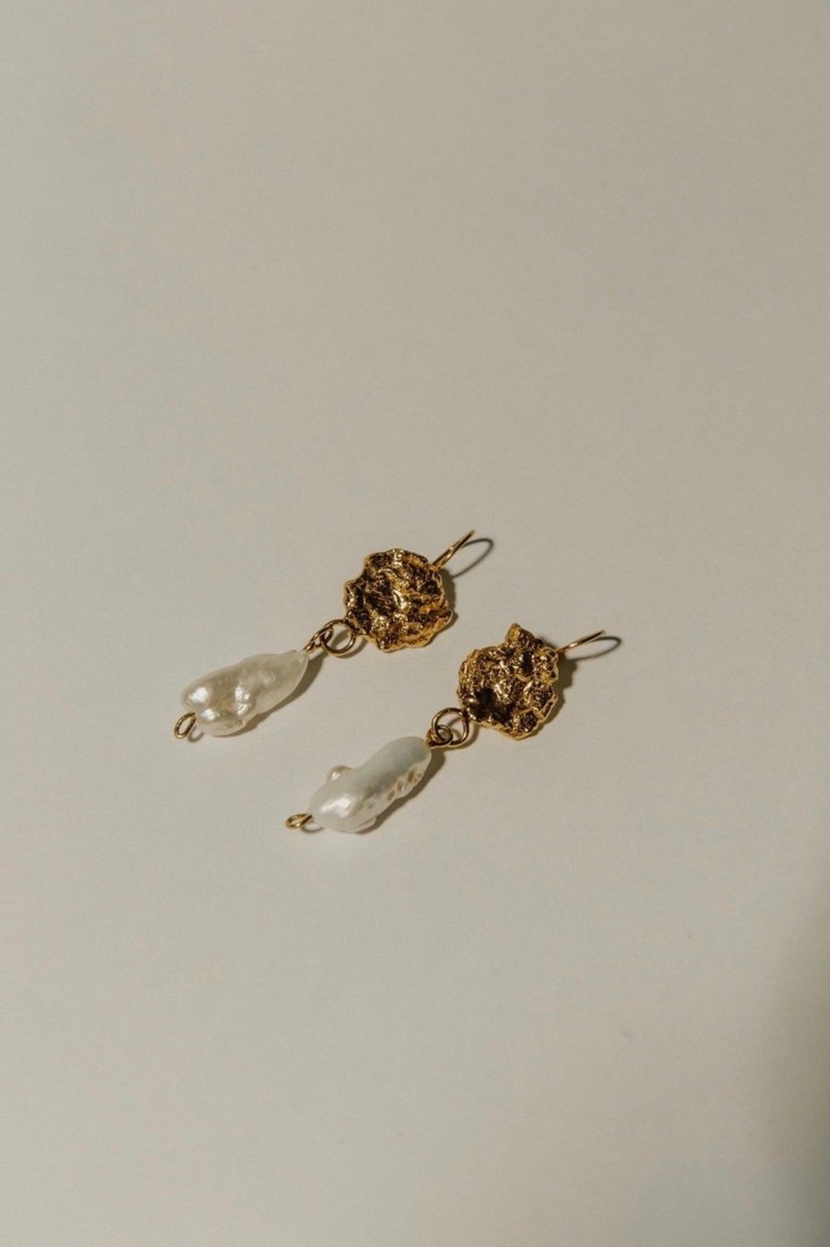 Pamela Card Portrait of a Woman Earrings - 24k Yellow Gold/Pearl - Image 2 of 2