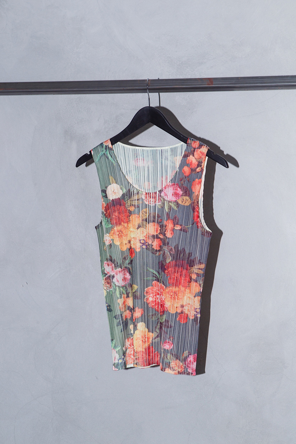 pleats please isseymiyake マダラプリント　ノースリーブ ISSEY MIYAKE PLEATS PLEASE - FLORAL TANK TOP | Garmentory