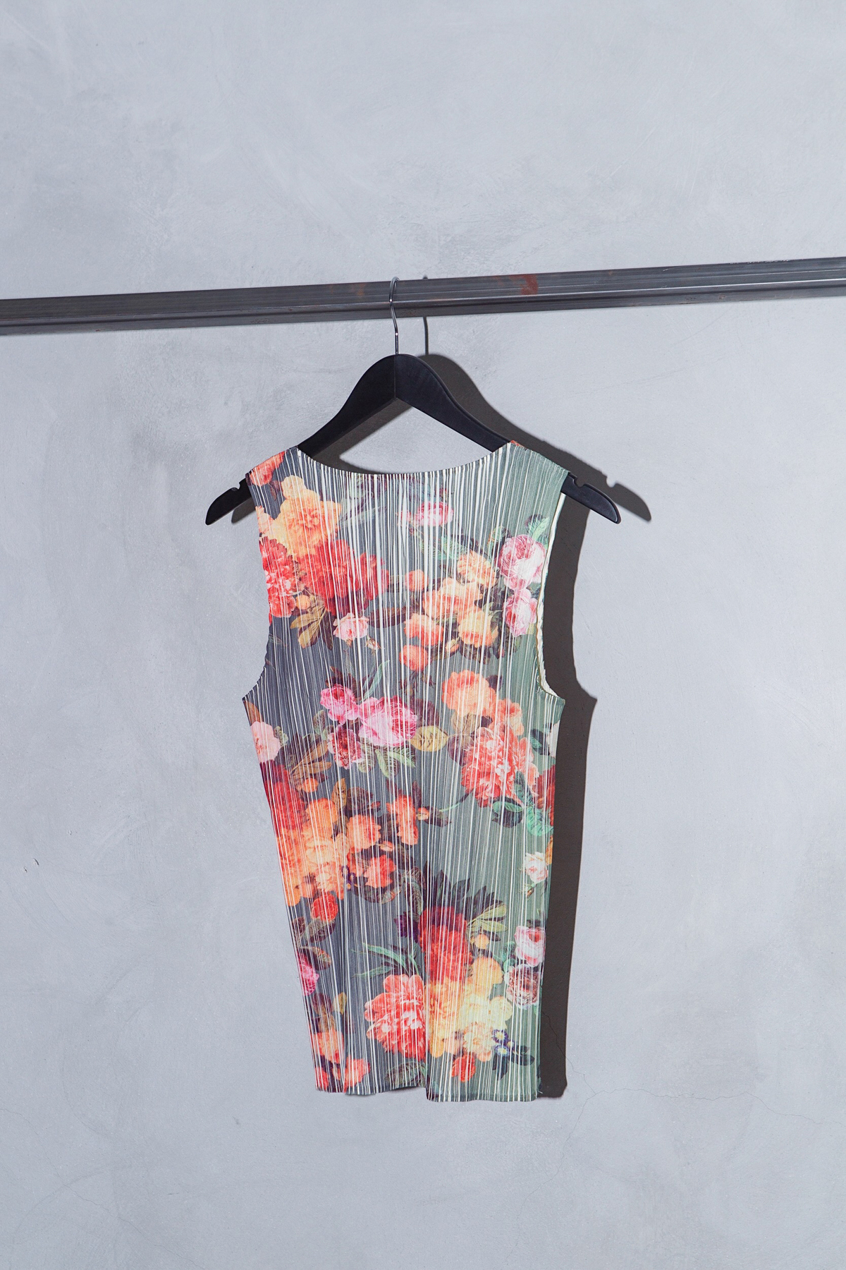 専用美品PLEATS PLEASE ISSEY MIYAKE 花柄 タンクトップ ISSEY MIYAKE PLEATS PLEASE - FLORAL TANK TOP | Garmentory