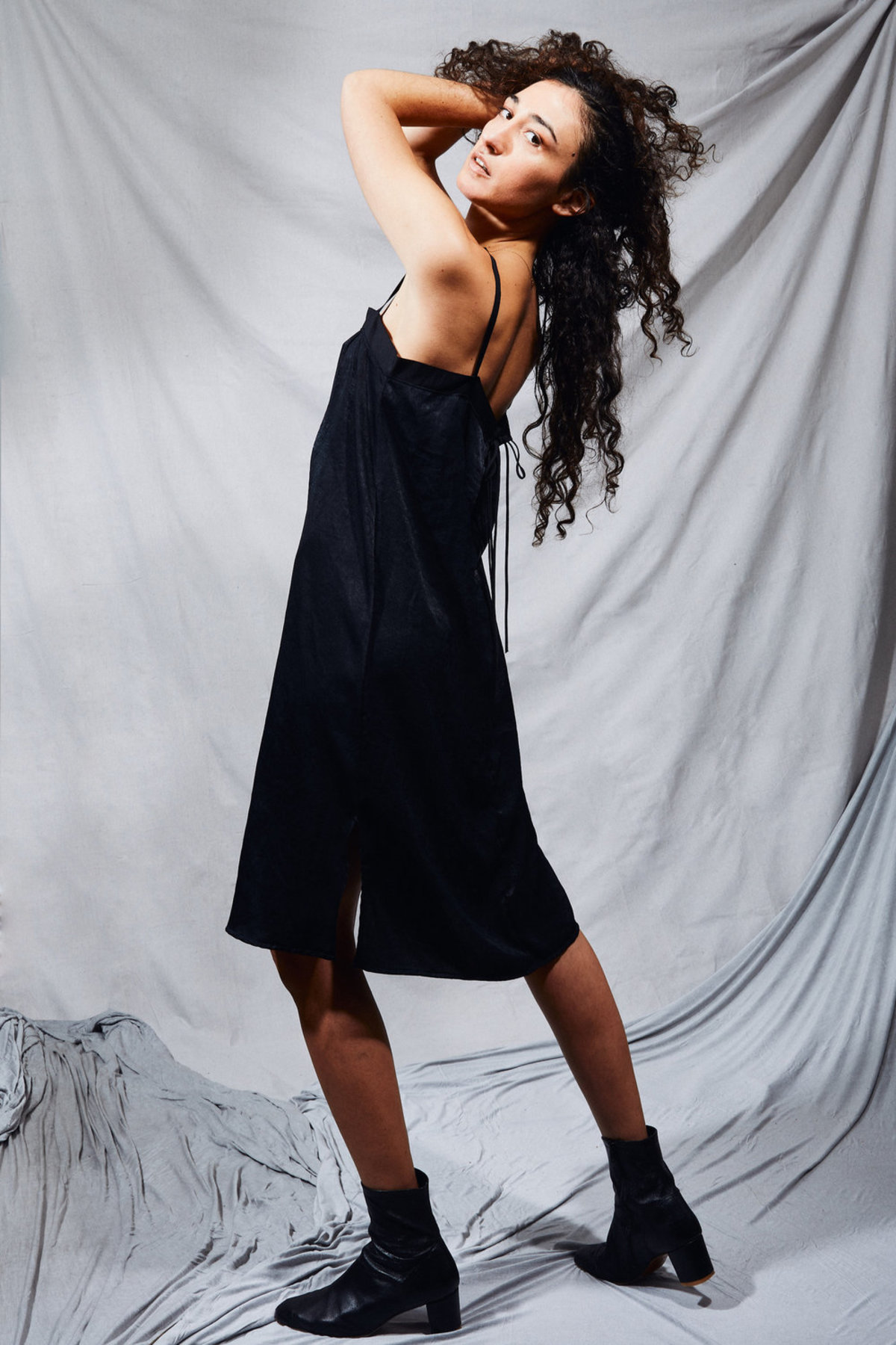 Kahle SATIN SHIFT DRESS - BLACK - Image 2 of 5