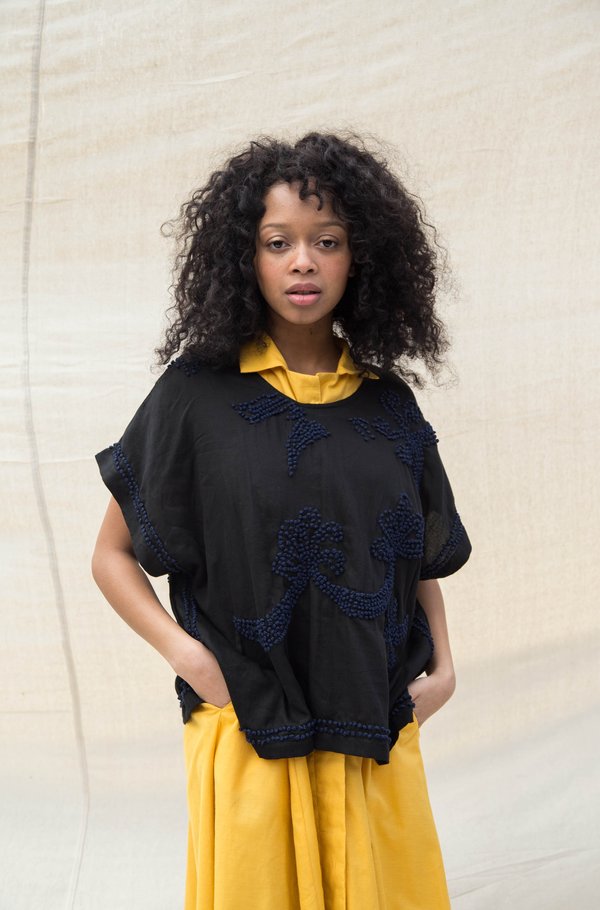 Nikki Chasin FRENCH KNOT PONCHO TOP - BLACK/NAVY Nikki Chasin FRENCH KNOT PONCHO TOP - BLACK/NAVY
