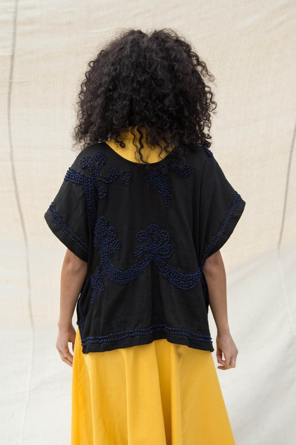 Nikki Chasin FRENCH KNOT PONCHO TOP - BLACK/NAVY Nikki Chasin FRENCH KNOT PONCHO TOP - BLACK/NAVY