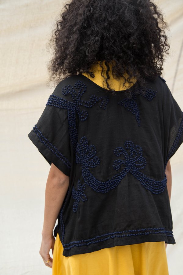Nikki Chasin FRENCH KNOT PONCHO TOP - BLACK/NAVY Nikki Chasin FRENCH KNOT PONCHO TOP - BLACK/NAVY