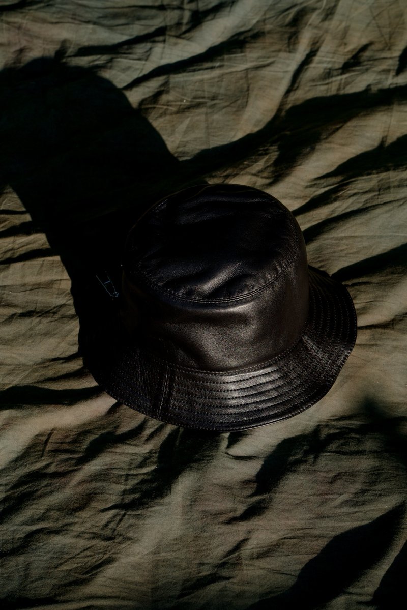 VIP【送料関税込】LOEWE LEATHER FISHERMAN HAT Loewe Fisherman Zip Leather Bucket Hat | Neiman Marcus