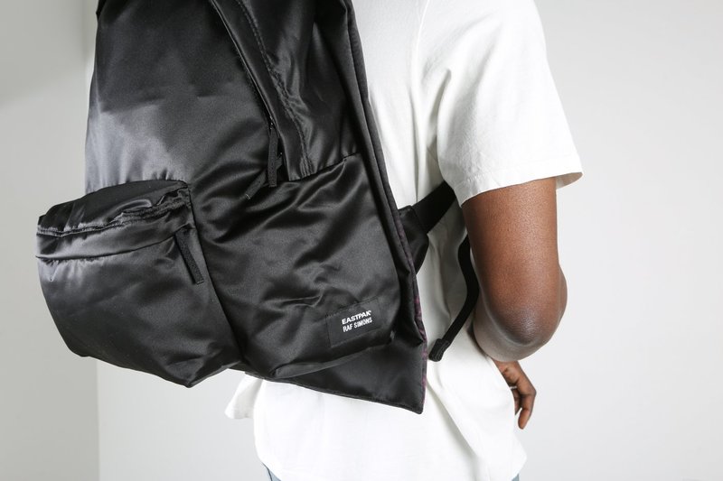 G*a様 EASTPAK RAF SIMONS ブラック　ボディバッグ Backpacks Eastpak x Raf Simons Sleek Sling Backpack Black Refine