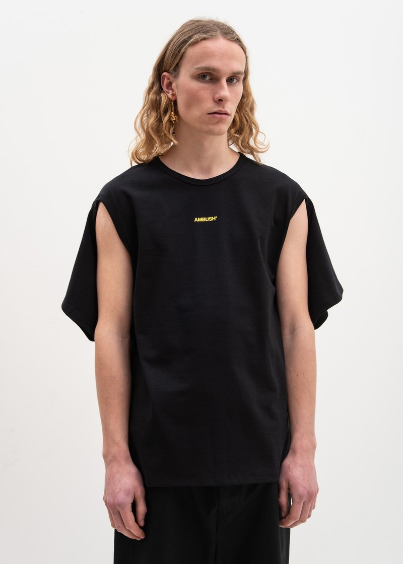 SALE【 AMBUSH】柄入りTシャツ AMBUSH logo-embroidered crew-neck T-shirt | Black | FARFETCH