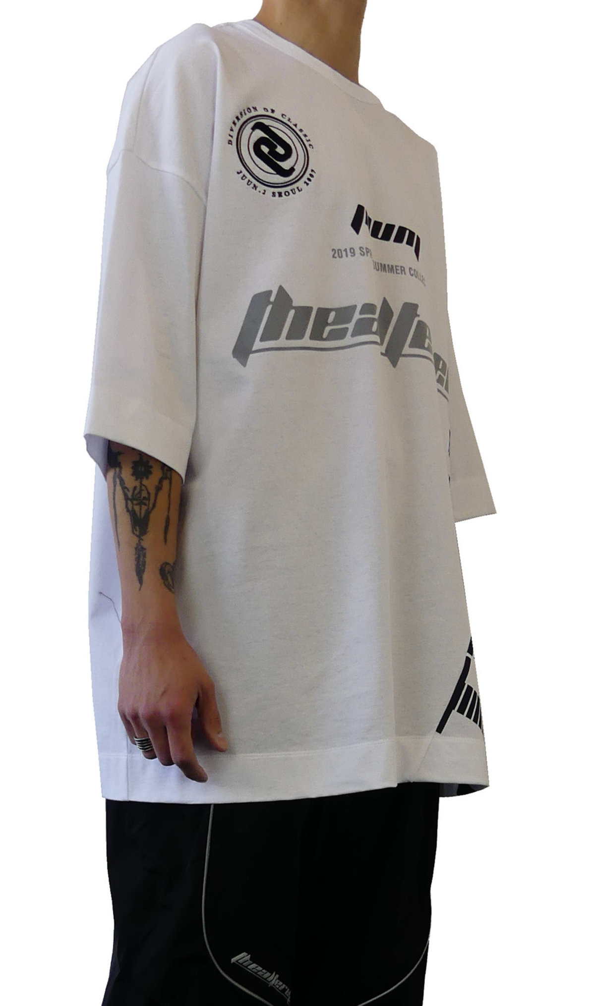 【関税込み】Juun.J ホワイト 刺繍 Tシャツ JUUN.J OVERSIZED T-SHIRT - WHITE | Garmentory