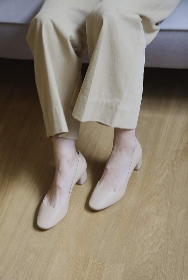 Roberto Durville Jeanne Round Toe Pumps - Beige Roberto Durville Jeanne Round Toe Pumps - Beige