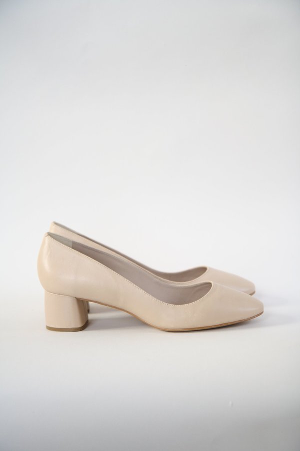 Roberto Durville Jeanne Round Toe Pumps - Beige Roberto Durville Jeanne Round Toe Pumps - Beige