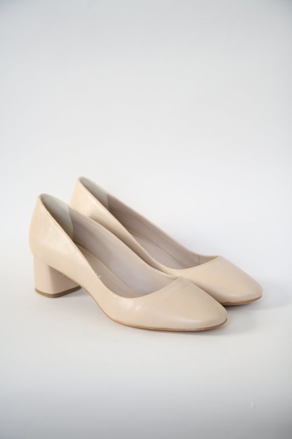 Roberto Durville Jeanne Round Toe Pumps - Beige Roberto Durville Jeanne Round Toe Pumps - Beige