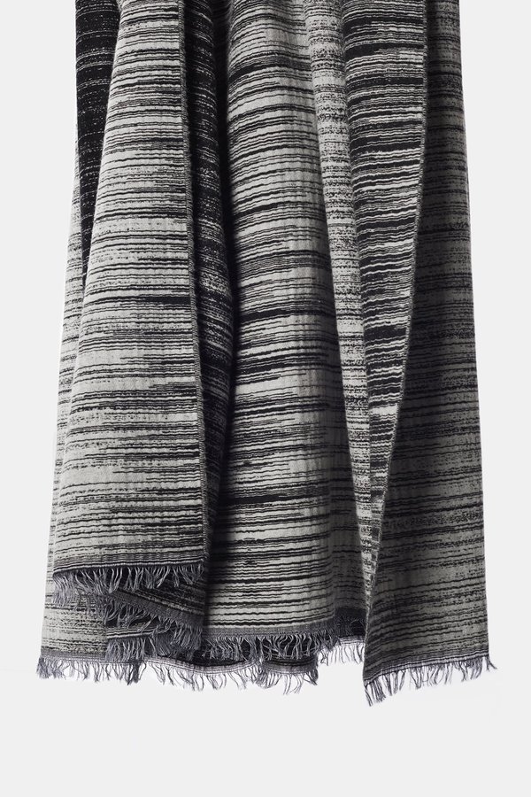 Oyuna Teva Two Tone Design Throw - Black/White Oyuna Teva Two Tone Design Throw - Black/White