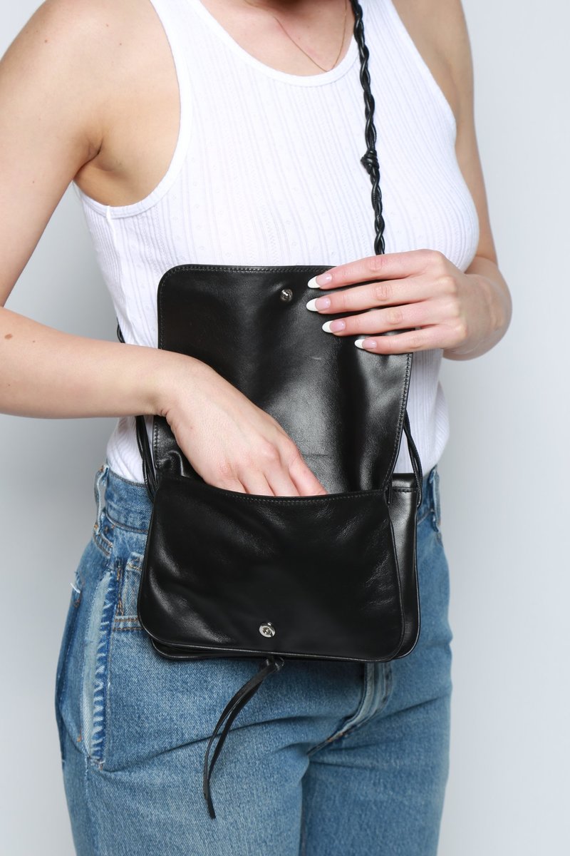【送料&関税込】Jil Sander Black Leather Tangle Crossbody Ba Jil Sander Black Tangle Crossbody Bag for Men Online USA at