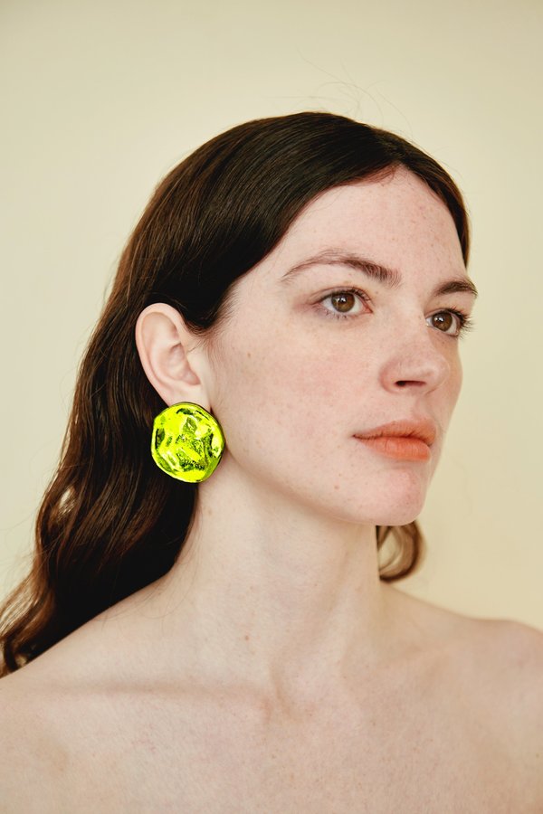 Julie Thevenot SMALL REFLECTION EARRINGS - chartreuse Julie Thevenot SMALL REFLECTION EARRINGS - chartreuse