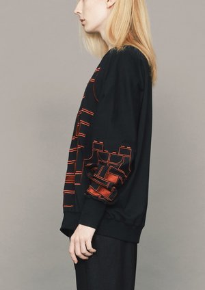 Berenik COTTON JERSEY mask embroidery OVERSIZED SWEATER - BLACK/RED Berenik COTTON JERSEY mask embroidery OVERSIZED SWEATER - BLACK/RED