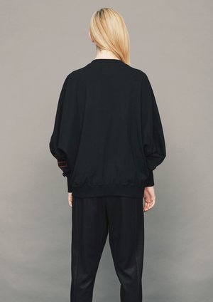 Berenik COTTON JERSEY mask embroidery OVERSIZED SWEATER - BLACK/RED Berenik COTTON JERSEY mask embroidery OVERSIZED SWEATER - BLACK/RED