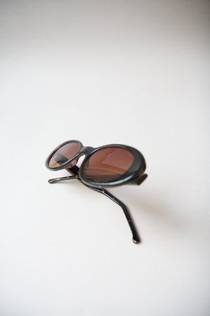 KOMONO Alina Oval Sunglasses - Black Tortoise KOMONO Alina Oval Sunglasses - Black Tortoise