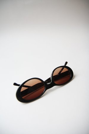 KOMONO Alina Oval Sunglasses - Black Tortoise KOMONO Alina Oval Sunglasses - Black Tortoise