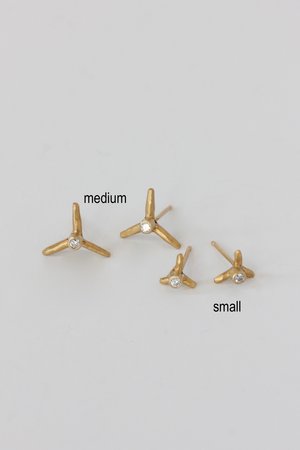 Margery Hirschey 3 Prong Medium Earring - Gold Margery Hirschey 3 Prong Medium Earring - Gold