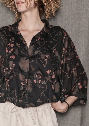 Berenik Wide Sleeves Rayon Short Blouse - Black/Rust Berenik Wide Sleeves Rayon Short Blouse - Black/Rust