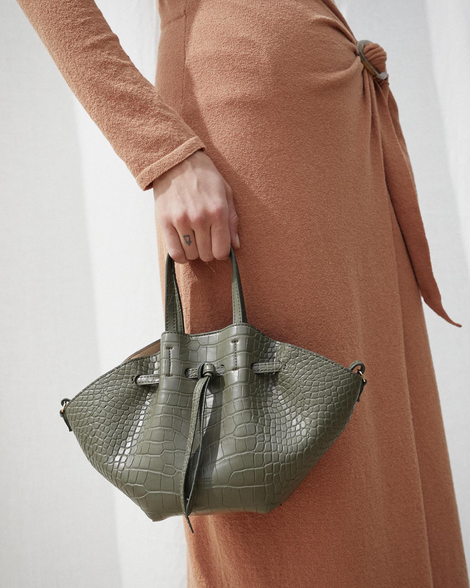 ★M　【美品】 Nanushka スモールバッグ Nanushka MINI LYNNE Convertible bag with drawsting - Khaki