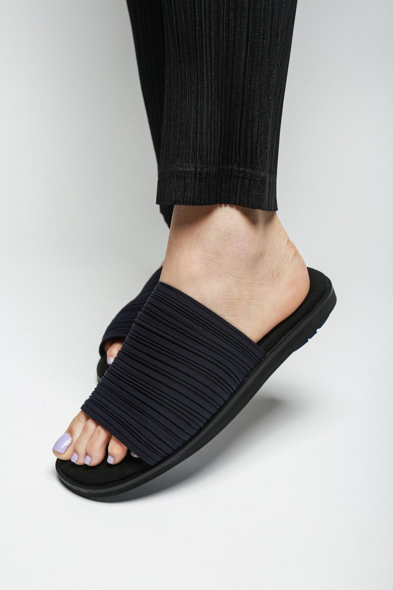 Issey Miyake Pleated Slide Sandals - Navy/Black | Garmentory