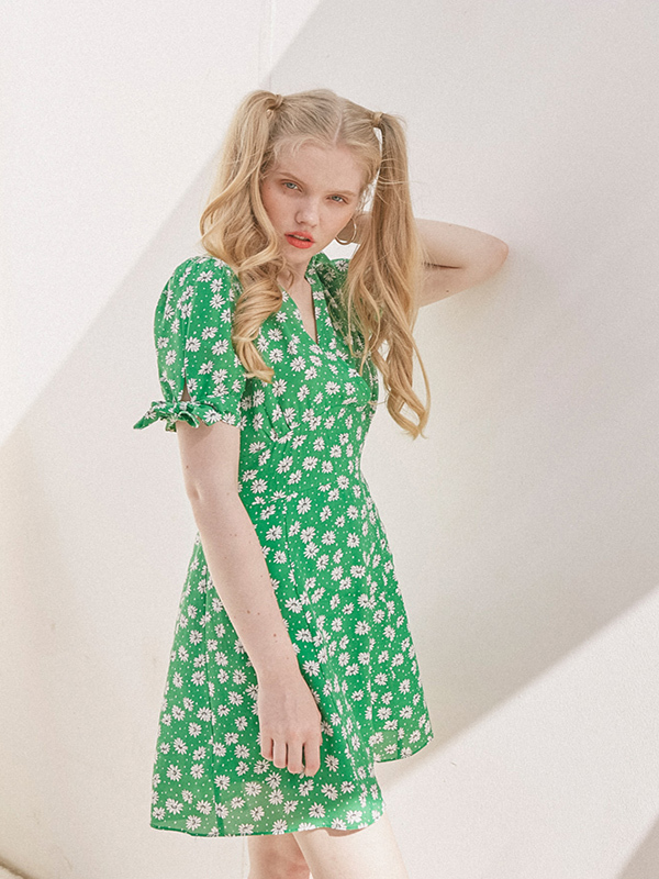 vem.ver Daisy V-Neck Flare Dress - Green Floral | Garmentory