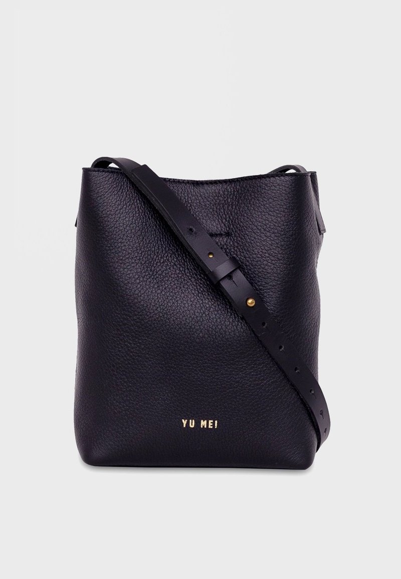 Yu Mei 2/6 Katherine Bucket black