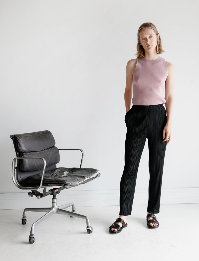 PLEATS PLEASE BASICS ストレートパンツ Basics Straight Leg Pants in Black – SVRN