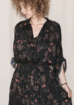 Berenik RAYON LONG SUMMER DRESS/COAT - printed black/rust Berenik RAYON LONG SUMMER DRESS/COAT - printed black/rust