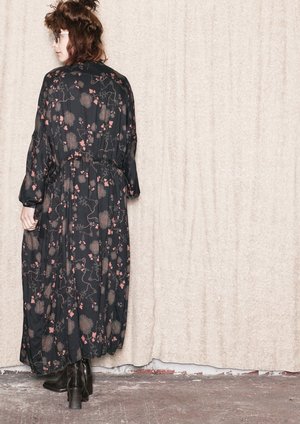 Berenik RAYON LONG SUMMER DRESS/COAT - printed black/rust Berenik RAYON LONG SUMMER DRESS/COAT - printed black/rust