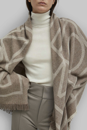 toteme como scarf tobacco Totême Como Printed Jaquard Scarf - TOBACCO MONOGRAM