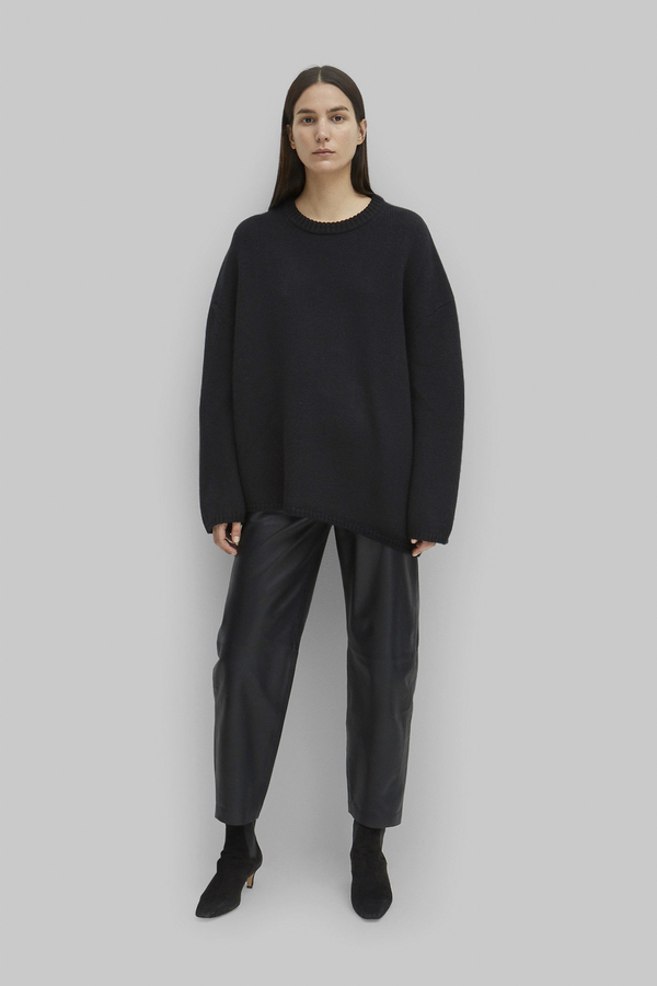 TOTÊME NOMA SWEATER HEAVY KNIT SWEATER WITH ASYMMETRIC HEM BLACK