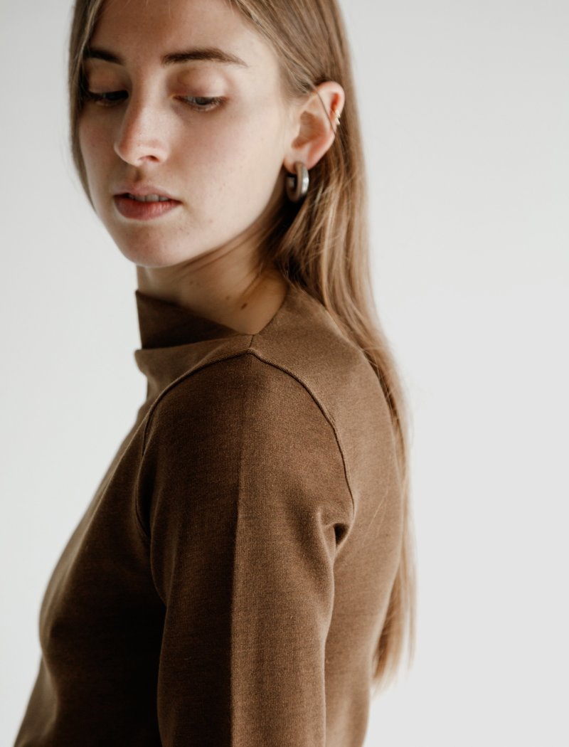 美品 LEMAIRE 19AW SUPER LONG SLEEVES カットソー Lemaire Super Long Sleeves Jersey - Dark Earth | Garmentory