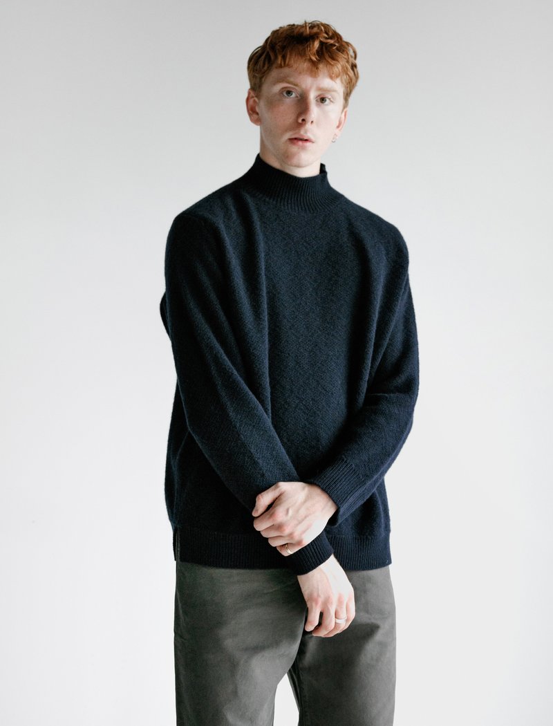 定価の半額以下:CASEY CASEY クルーネックニット ネイビー Sサイズ Casey Casey Hand Knit Wool Pullover - Navy | Garmentory
