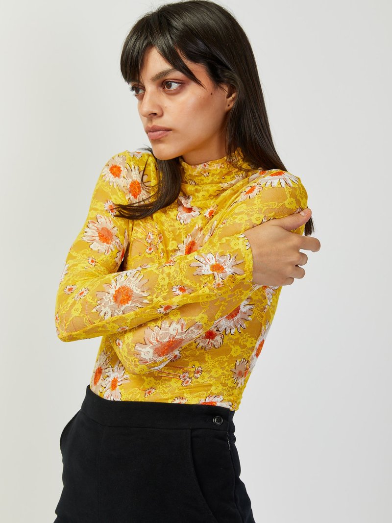 yellow daisy top