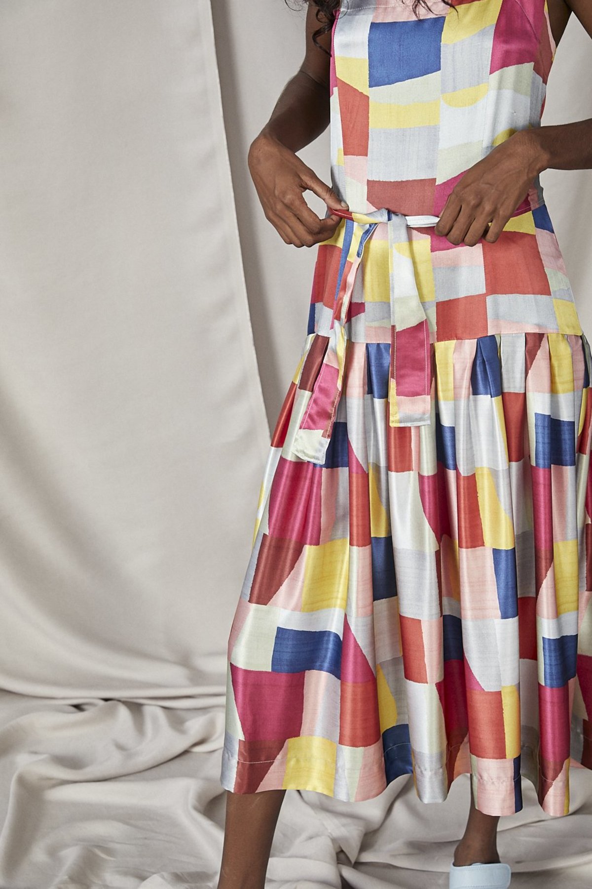 Lois Hazel Fold Drop Dress - Colourblock - Image 5 of 6