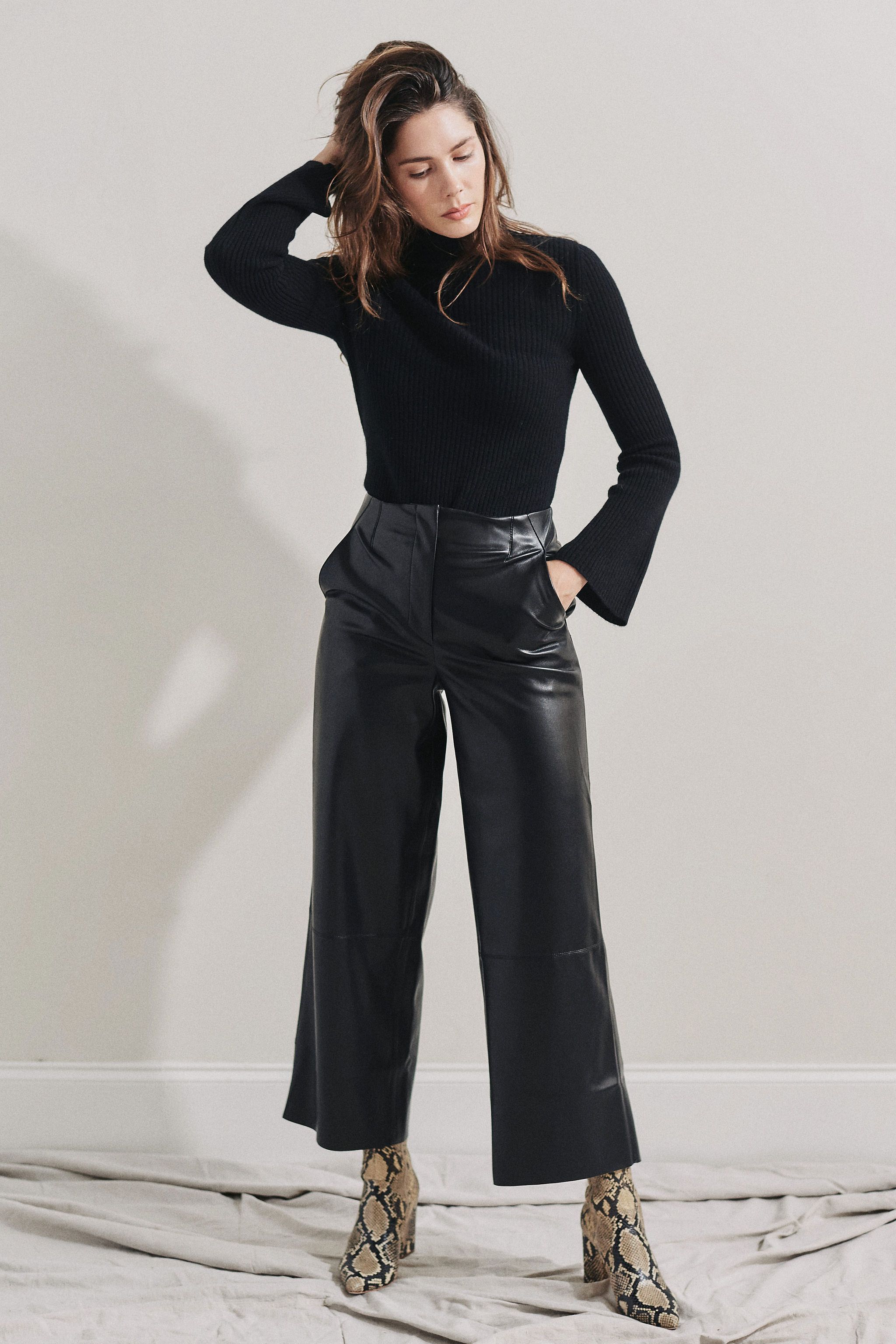 パンツ NKNIT vegan leather short pants black NKNIT vegan leather short pants black