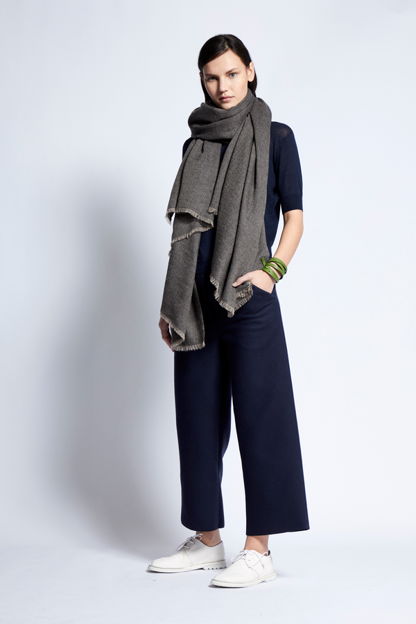 Oyuna Saan Cashmere Travel Throw - Charcoal/Taupe Oyuna Saan Cashmere Travel Throw - Charcoal/Taupe