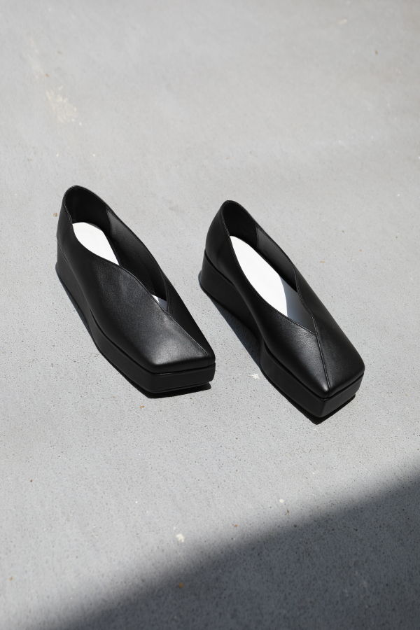 FLAT APARTMENT STREAMLINED SQUARED TOE PLATFORMS - BLACK