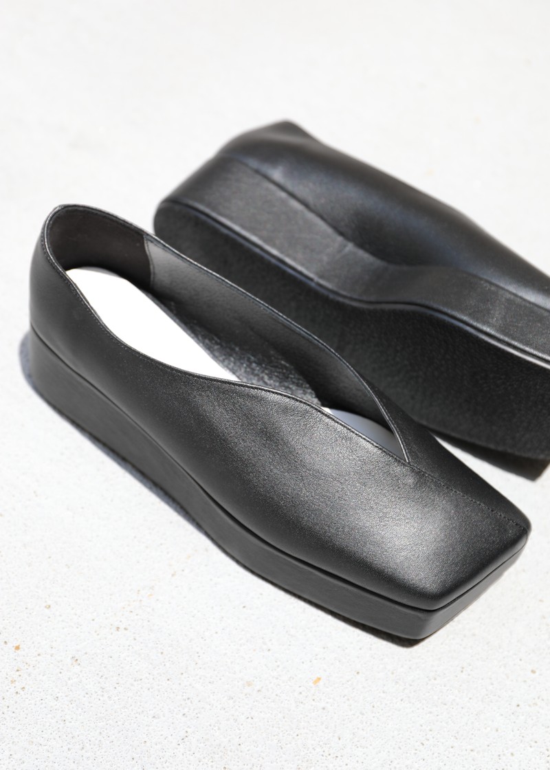 FLAT APARTMENT STREAMLINED SQUARED TOE PLATFORMS - BLACK