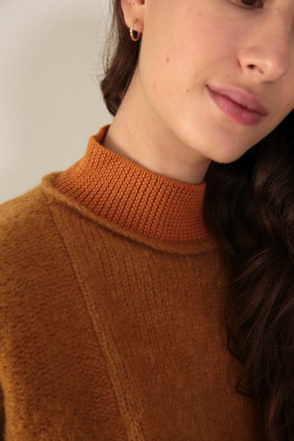DAZA CROPPED PANEL SWEATER - CURRY