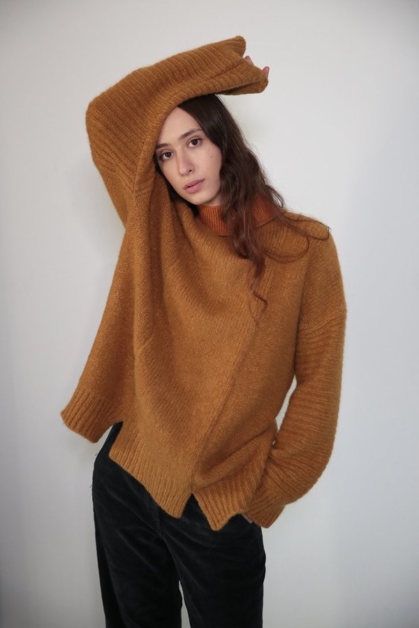 DAĒZA LONG PANEL SWEATER - CURRY DAĒZA LONG PANEL SWEATER - CURRY