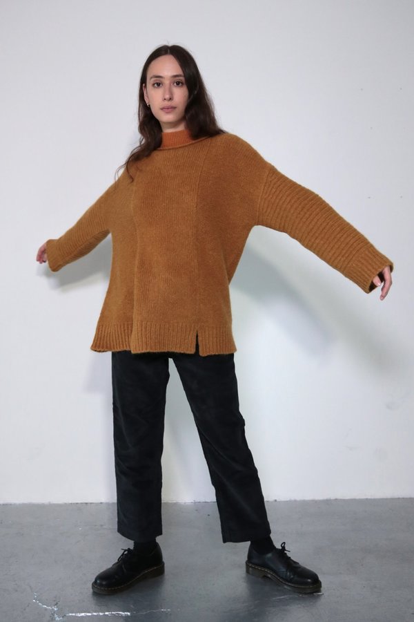 DAĒZA LONG PANEL SWEATER - CURRY DAĒZA LONG PANEL SWEATER - CURRY