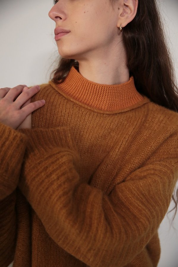 DAĒZA LONG PANEL SWEATER - CURRY DAĒZA LONG PANEL SWEATER - CURRY
