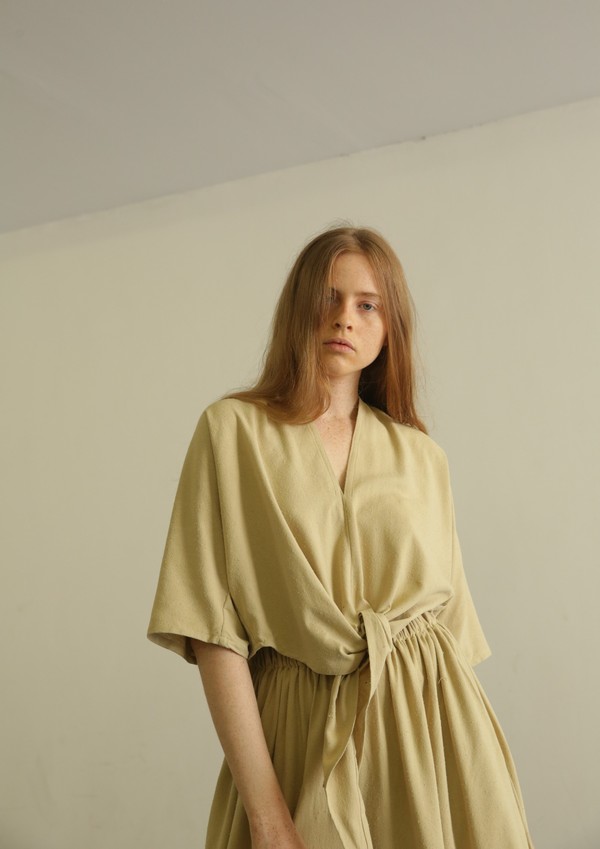 MIRANDA BENNETT KAHLO CROPPED TOP - BEIGE MIRANDA BENNETT KAHLO CROPPED TOP - BEIGE