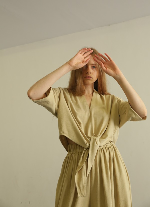 MIRANDA BENNETT KAHLO CROPPED TOP - BEIGE MIRANDA BENNETT KAHLO CROPPED TOP - BEIGE