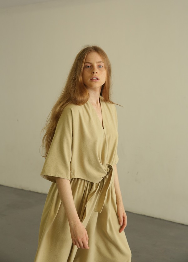 MIRANDA BENNETT KAHLO CROPPED TOP - BEIGE MIRANDA BENNETT KAHLO CROPPED TOP - BEIGE