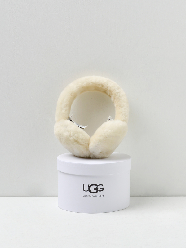 UGG EXPOSED SHEEPSKIN TECH EARMUFF - CHESTNUT UGG EXPOSED SHEEPSKIN TECH EARMUFF - CHESTNUT